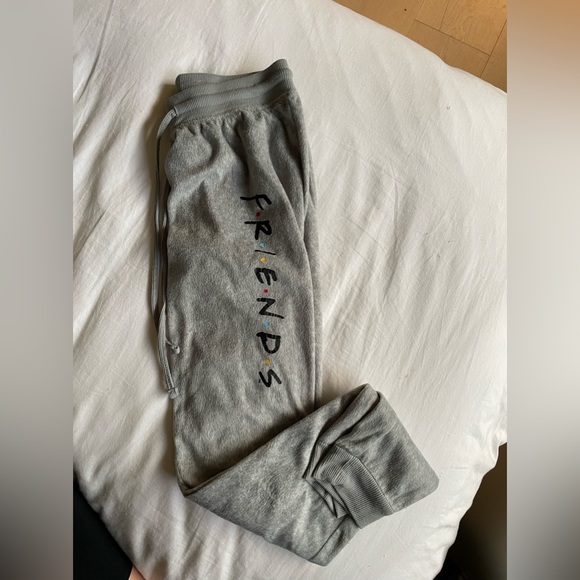 SET! EUC SUPER-SOFT FRIENDS MATCHING SWEATSHIRT AND SWEATS XS WOMEN Licensed - Picture 7 of 7